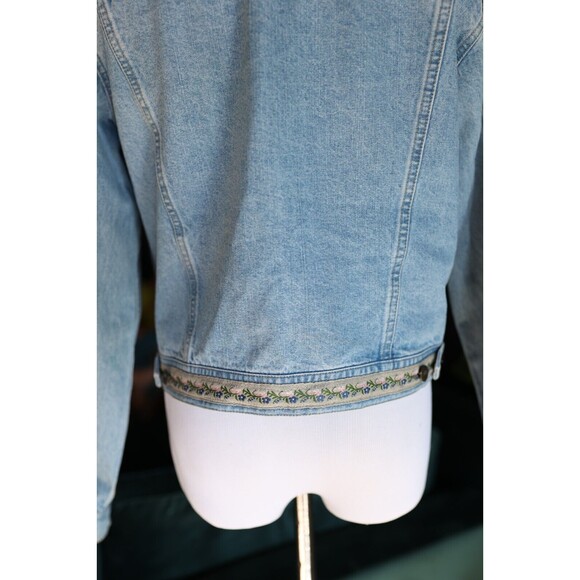 Vintage 90s Liz Claiborne Light Denim Jean Jacket Embroidered Floral Cottagecore - Picture 12 of 13